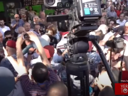 Используя грубую силу, полиция задерживает участников шествия