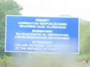 Азербайджанцы установили в Сюнике указатель с надписью “Вы въезжаете на территорию Азербайджана”