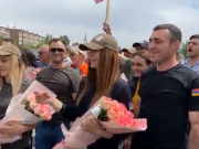 «Сплочение, борьба, победа»: в Арташате участников шествия из Тигранашена встретили цветами