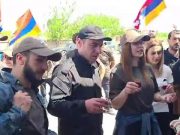Для участников шествия «Движение Сопротивления» из Тигранашена в Ереван накрыли стол