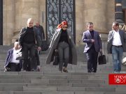 Как оппозиционные депутаты выходят из здания НС после бойкота
