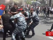 Полицейские задержали перекрывших улицу Абовяна студентов