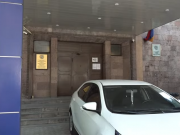 В отделении полиции Эребуни остается много задержанных (прямое включение)