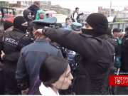 Полицейские в масках с применением силы подвергают приводу граждан