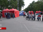 Оппозиционные депутаты проводят встречу с гражданами на площади Франции
