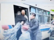 Полицейский ударил гражданина, которого подвергли приводу