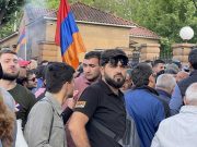 Общенациональное движение возле резиденции президента – фоторепортаж