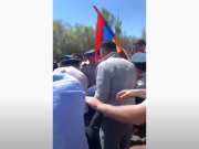 Полиция с применением силы вытесняет с дороги граждан, перекрывших трассу Ереван-Севан