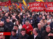 «Проснись, лао!»: тысячи наших сограждан на площади Франции (прямое включение)