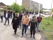Родственники погибших и раненых в ходе кровавого инцидента в Апаране направляются к дому вице-губернатора
