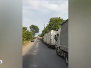 На КПП Баграташен километровая очередь