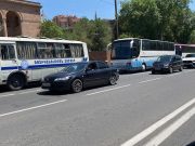 На улице Баграмяна скопились полицейские силы