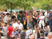 Тысячи граждан заблокировали входы в здание правительства РА — фото