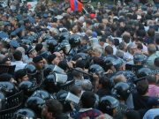Стычки между полицейскими и протестующими — фото