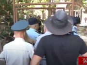 Потасовка между родственниками погибших во время 44-дневной войне и судебными приставами