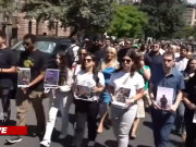 Шествие к офису ЕС: в руках участников фотографии политзаключенных