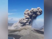 Мощное извержение вулкана Эбеко на Курилах запечатлели на видео