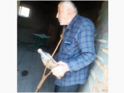 86-летний житель Ахавно сжигает свой дом