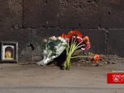 Жители столицы возлагают цветы у ТЦ «Сурмалу»