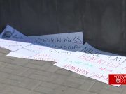 «Нежелательны в Армении только эти власти»: участники акции оставили плакаты у МИД