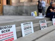Родители военнопленных проводят сидячую акцию протеста у здания правительства
