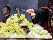 В Армении отмечают день Успения Пресвятой Богородицы освящением винограда