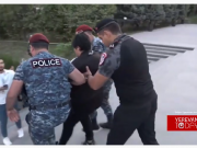 Красные береты «геройски» положили на асфальт мать погибшего солдата