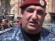 Командир, руководящий действиями «красных беретов», которые сегодня волокли по земле матерей павших героев