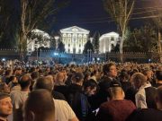 Оппозиционные депутаты вошли в здание НС, где будут ждать провластных депутатов