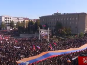 В Степанакерте стартовал многотысячный митинг: площадь и прилегающие улицы заполнены
