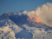 Камчатский вулкан Шивелуч выбросил столб пепла на высоту до 4 км