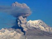 Камчатский вулкан Шивелуч выбросил столб пепла на высоту до 5 км