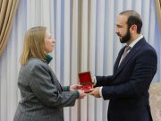 Арарат Мирзоян наградил Линн Трейси почетной медалью МИД РА