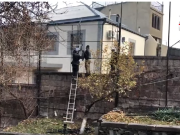 Ограду вокруг здания НС поднимают еще выше