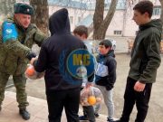 Российские миротворцы раздали гуманитарную помощь детям Арцаха