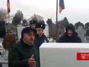 Полицейские запрещали родителям приближаться к могилам своих сыновей (видео)
