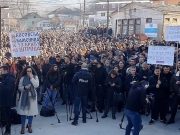 Сербы в Косово провели массовый митинг после нападений на соотечественников