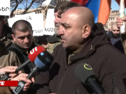 Акция протеста добровольцев у здания правительства (прямое включение)