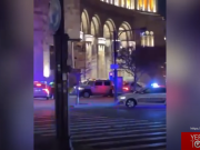 Автомобиль Hummer въехал на тротуар у здания правительства: ночной гонщик задержан