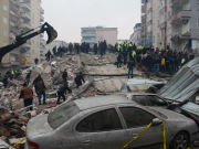 В Турции в результате землетрясения погибли 912 человек, ранены 5385 человек