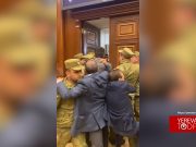В НС произошла потасовка между оппозиционными и провластными депутатами