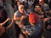 Полиция задержала участников акции у здания правительства (прямое включение)