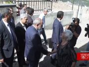 Пожилая жительница Шурнуха тепло встречает Пашиняна, сдавшего половину села (видео)