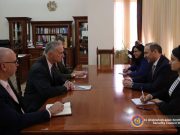 Американский сопредседатель Луис Боно находится в Армении