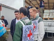 Миротворцы разгружают гуманитарный груз МККК в Степанакерте, вторая колонна в пути (фото)
