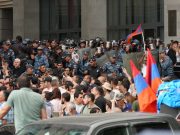 У здания МИД Армении начались столкновения: Баграту Србазану удалось успокоить ситуацию