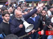 Полиция пыталась помешать шествию направиться к церкви Св. Анны, но позже выполнила требование Баграта Србазана