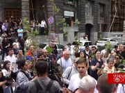 Участники акции посадили у здания правительства деревья, чтобы Пашинян чувствовал в безопасности