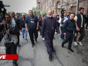 Шествие во главе с Багратом Србазаном направляется к зданию Оперного театра (прямое включение)