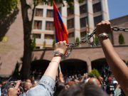 Акция в наручниках перед зданием СК Армении